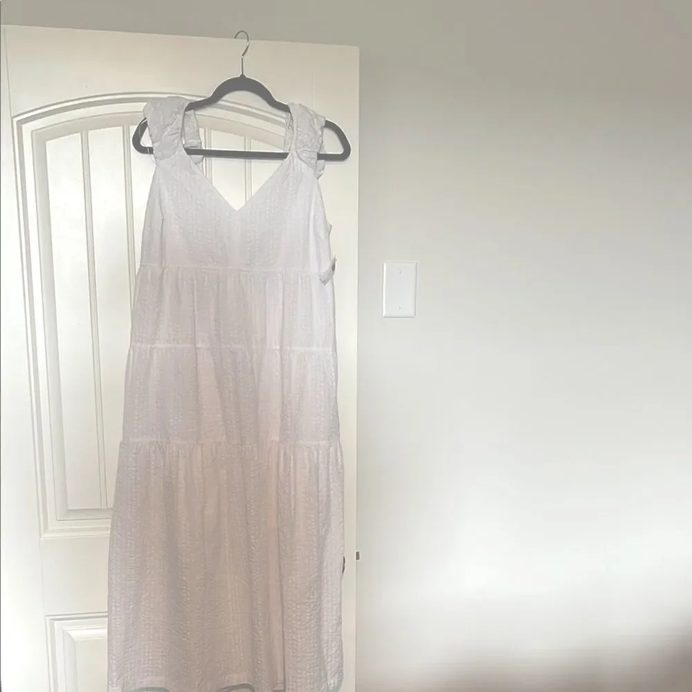 Elegant White Sleeveless Dress